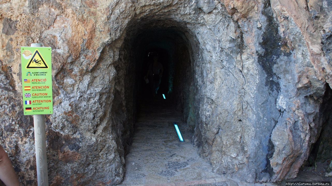 Вход в туннель Эскорка, остров Майорка, Испания