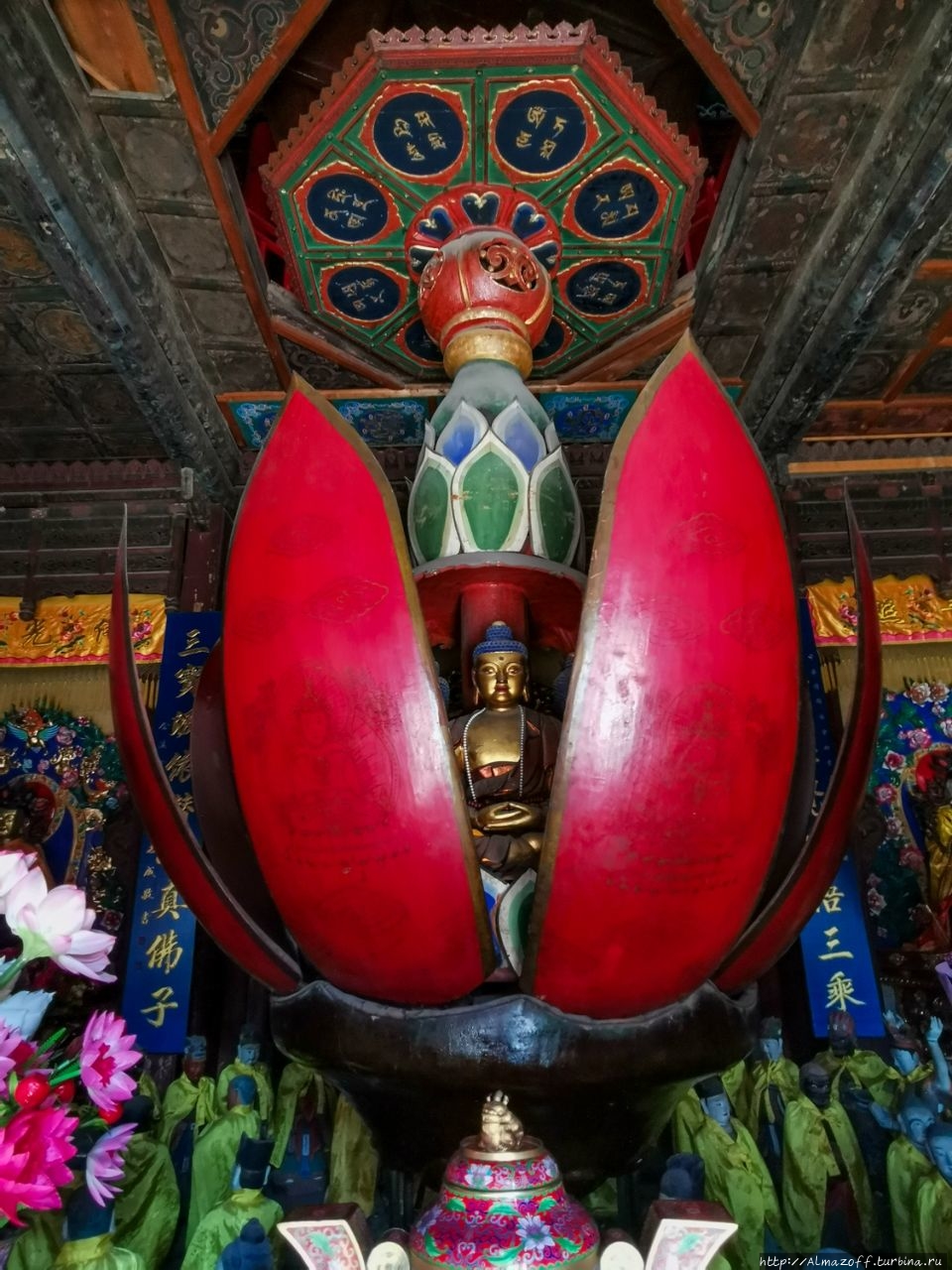Механический лотос в храме Рухулы на горе Утайшань. Священная Гора Утайшань, Китай