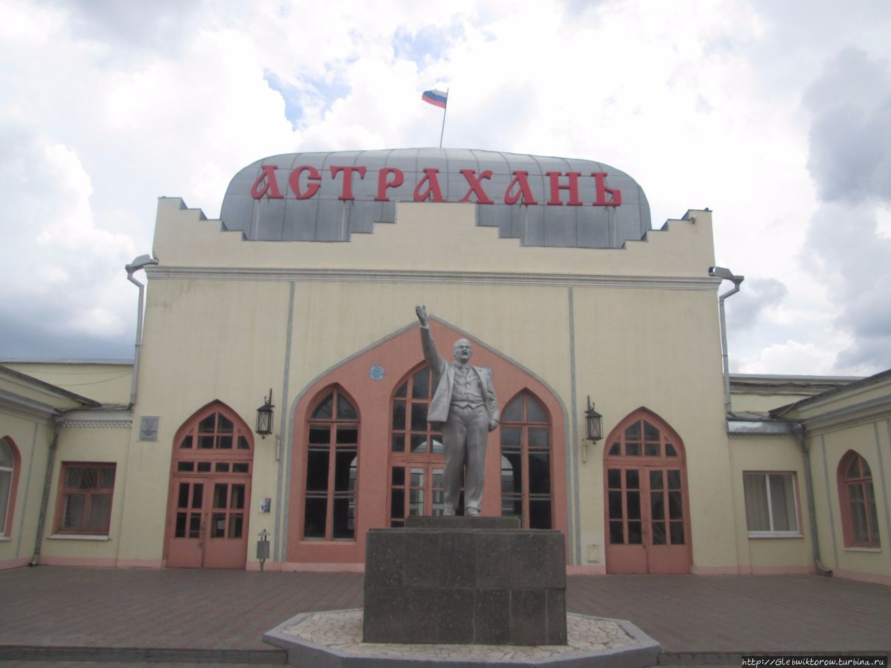 Железнодорожный вокзал в астрахани