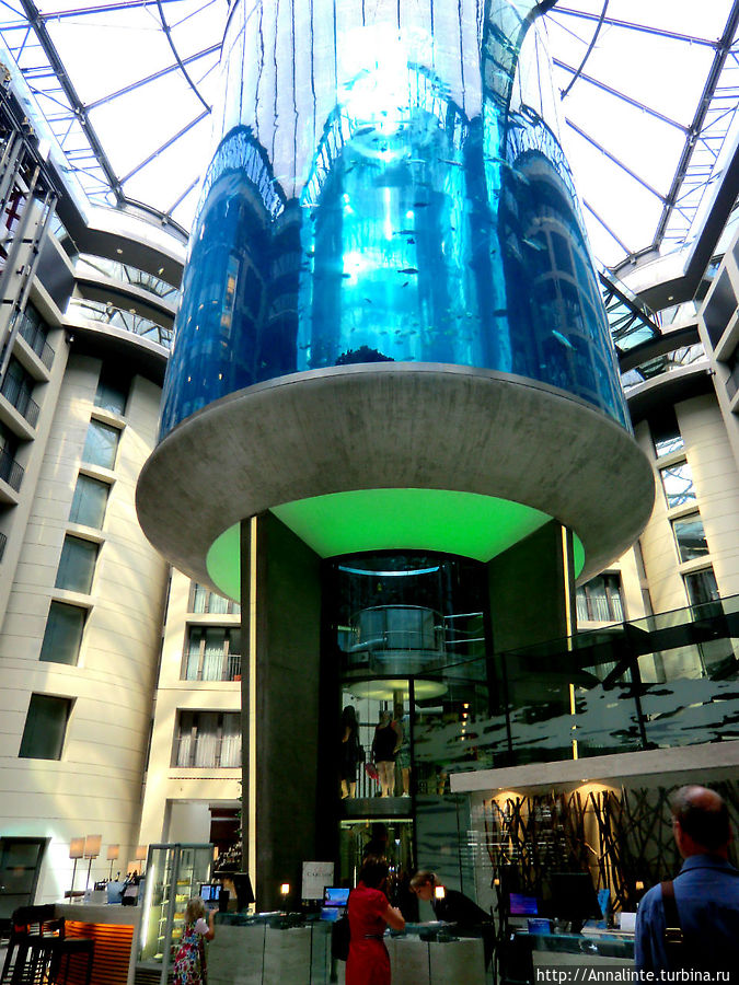 Лифт в аквариуме в одном из отелей (зайти и покататься может каждый) :-) Берлин, Германия