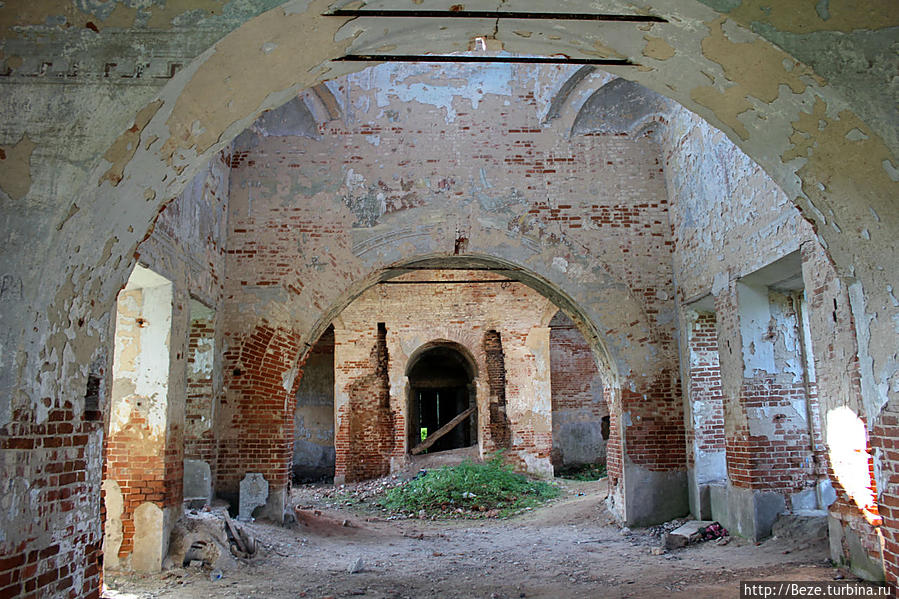 Всехсвятская кладбищенская церковь Крапивна, Россия