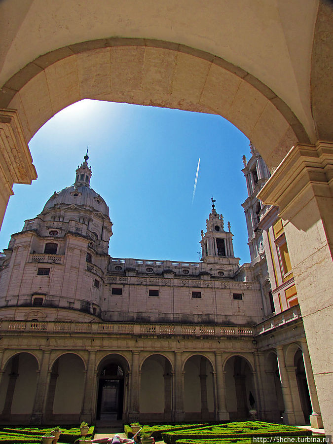 Базилика, вид со двора