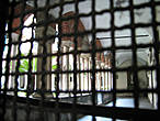 Фото внутреннего двора через закрытую решетку