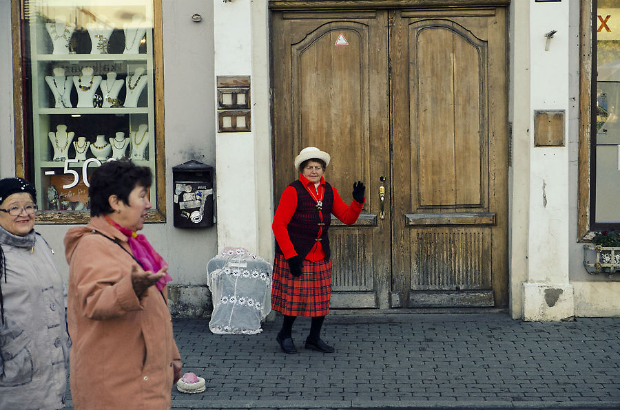 В Риге очень много велорикш. Едва ли не столько же, сколько гидов. Люди выкручиваются, как могут. Иногда в буквальном смысле, потому что эта бабуля крутилась под  музыку на одном месте в расчете на подаяние. Когда мы шли обратно, спустя несколько часов, ничего не поменялось.