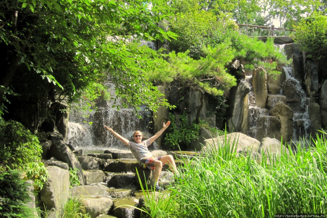 Водопад в одном из уголков парка Чанчхун. Сеул, Республика Корея