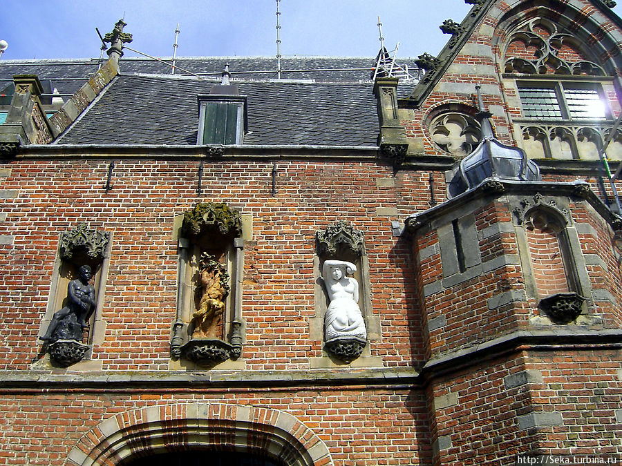 Современные скульптуры украшают реставрируемое здание церкви Эдам, Нидерланды