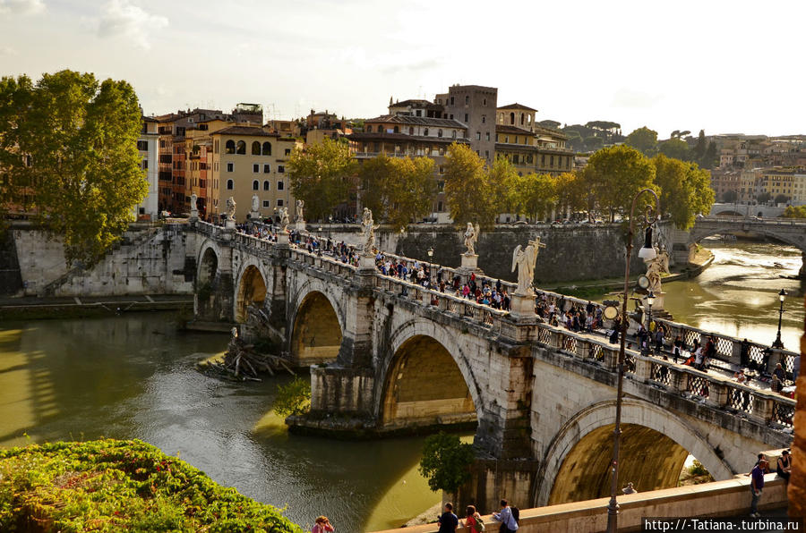Мост Святого Ангела (Ponte Sant’Angelo) — пешеходный мост, построен в 134—139 гг. римским императором Адрианом. Поскольку мост вёл к мавзолею Адриана (ныне замок Святого Ангела), римляне называли его «мостом Адриана» или «мостом Элия». 
В 1450 году перила моста не выдержали наплыва паломников, спешивших на празднование к собору св. Петра, и обрушились в реку; множество пилигримов погибло. В ответ папа велел снести древнюю триумфальную арку, которая якобы перекрывала выход с моста. C XVI в. установился обычай вывешивать на мосту тела казнённых преступников (если я ничего не путаю в это время тюрьма была в Замке). Тогда же на мосту появились статуи апостолов Петра и Павла, к которым с подачи Бернини добавилось ещё десять статуй ангелов. Рим, Италия