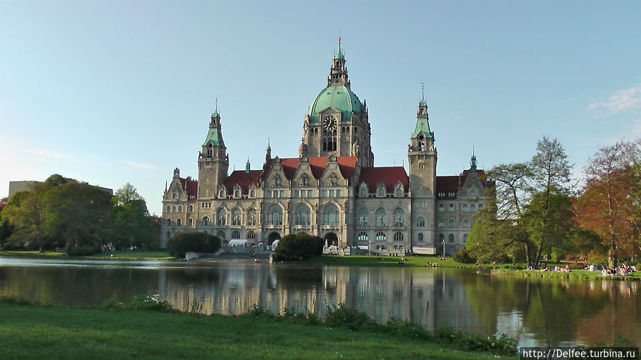 Вид на Новую ратушу со стороны озера Машзе Ганновер, Германия