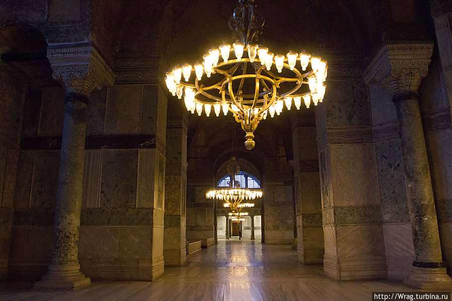 К сожалению, я пришёл сюда за пару часов до закрытия и времени не хватило на многое...Пора было на выход.