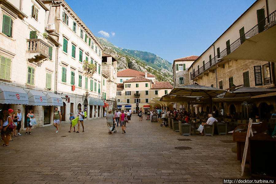 Пройдя через главные ворота Котора, Морские, попадаешь на Оружейную площадь Котор, Черногория