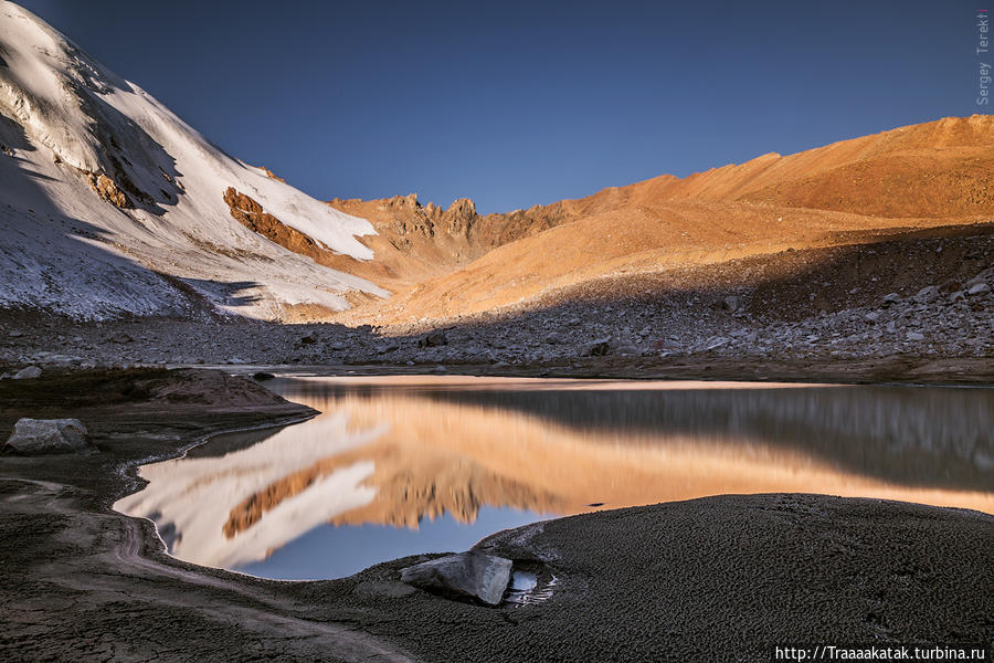 Озера под пиком Молодежный, Казахстан Заилийский Алатау (горный хребет), Казахстан