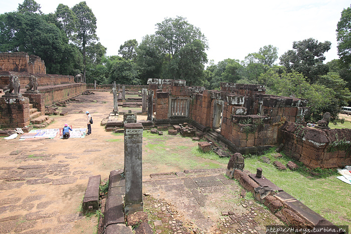 Храм Восточный Мебон. Вид на восточный вход с нижней террасы. Фото из интернета Ангкор (столица государства кхмеров), Камбоджа