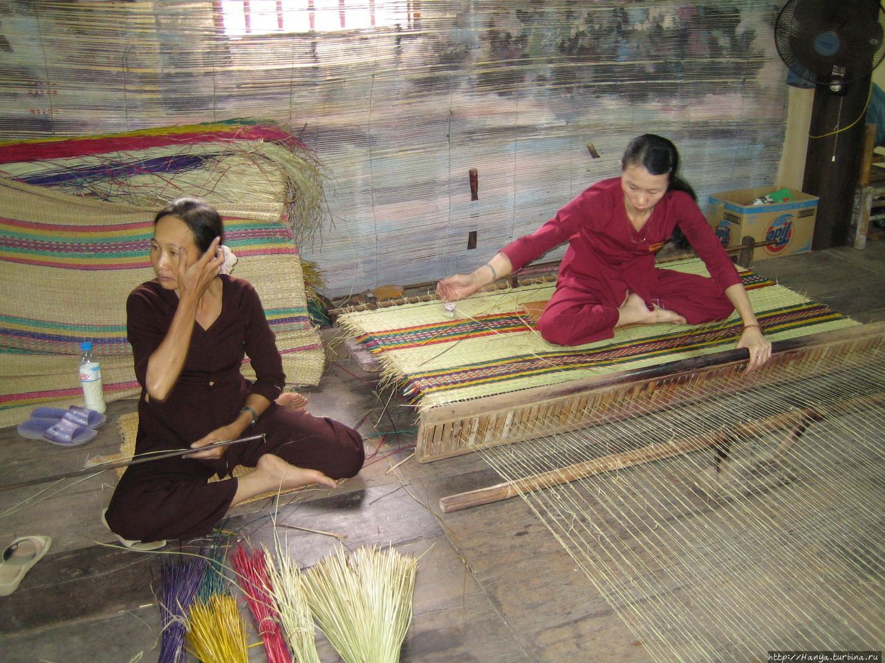 Г. Хойан.  Старинный дом. Изготовление плетеных циновок Хойан, Вьетнам