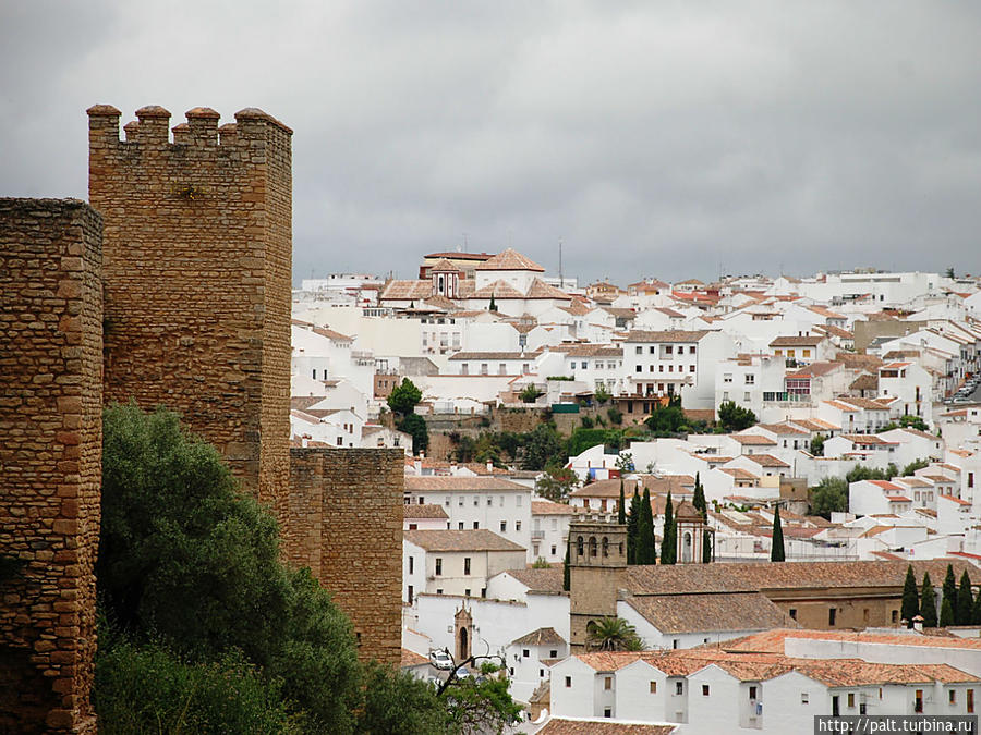 Вид из Старого города на новую часть Ронды. Новая — это построенная уже после завоевания Ронды католическими королями. Ронда, Испания