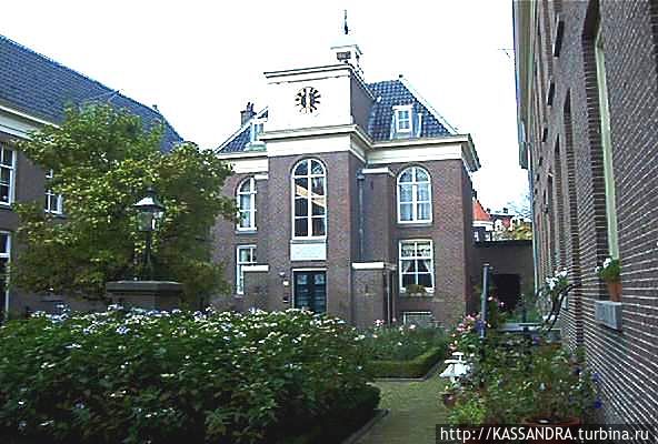 Внутренний дворик Brienenhofje основан в 1804 году по адресу Prinsengracht 85-133. Амстердам, Нидерланды