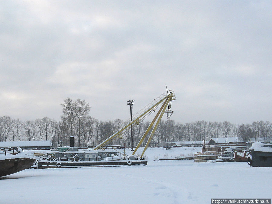 Плавучий кран, вмерзший во льды имеет весьма почтенный возраст. приближающийся уже к 100 годам.