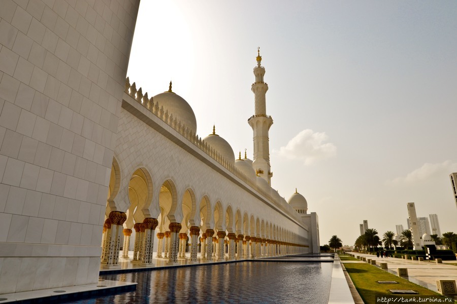 Мечеть является самой-самой по ряду пунктов, таких как самый большой ковер, самые золотые люстры, самые белые купола и так далее. Но, на мой взгляд, это все не столь важно, а важно то, что мечеть действительно очень красивая. Абу-Даби, ОАЭ