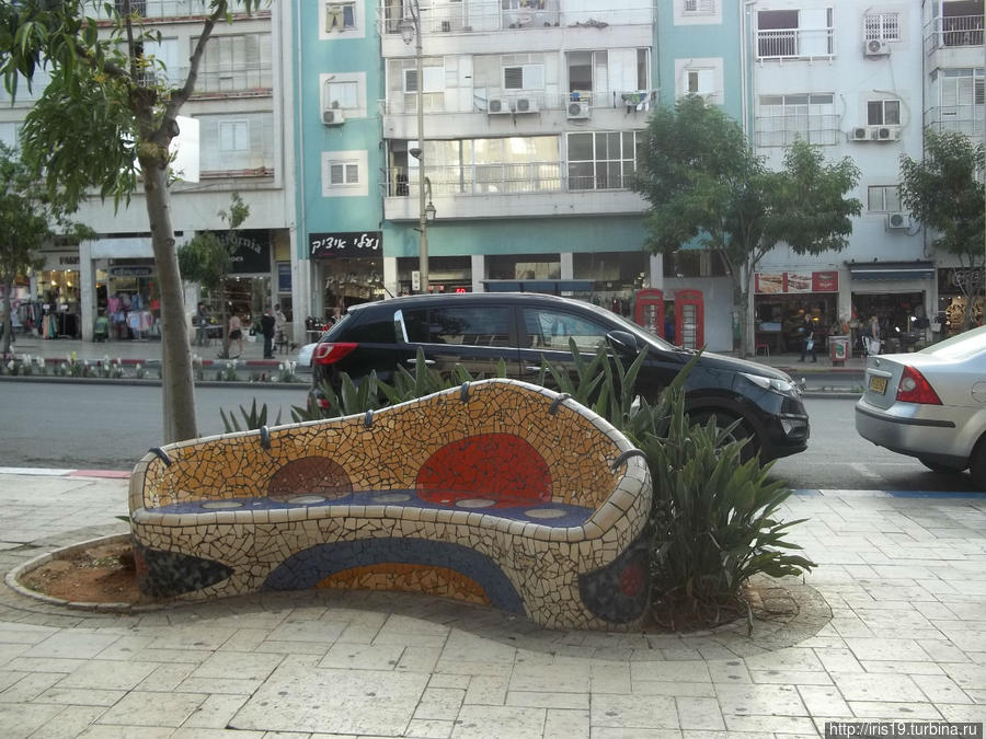 скамейка на ул. Хайм Озер Петах-Тиква, Израиль