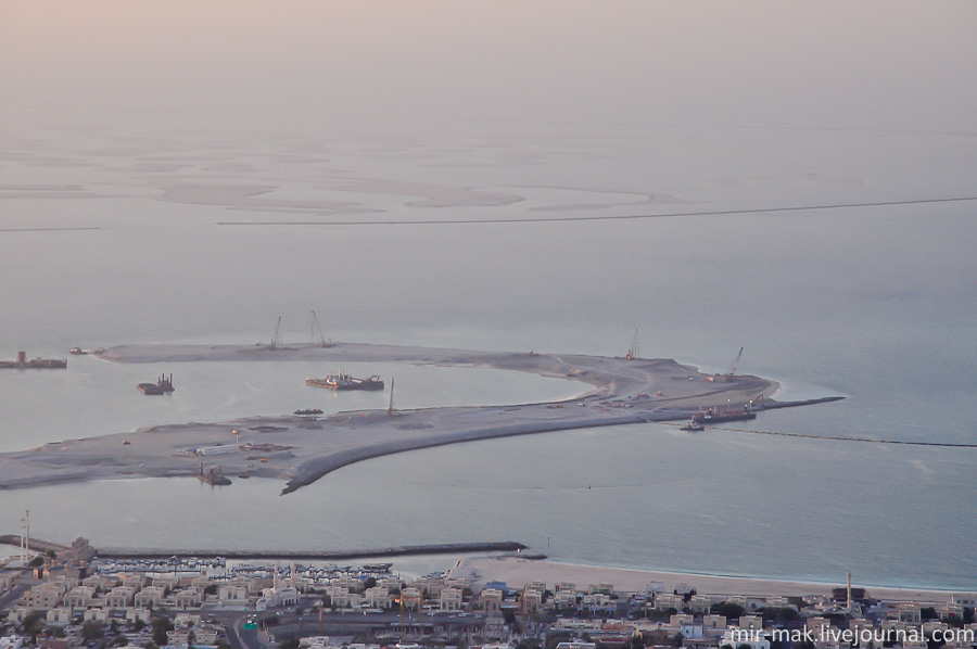 Вдалеке можно заметить знаменитый искусственный архипелаг The World (Мир), повторяющий очертания материков нашей планеты. Дубай, ОАЭ