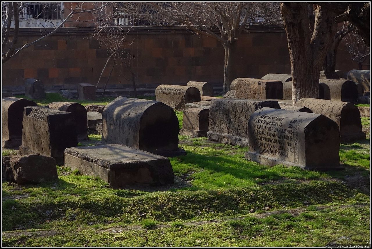 Кладбище у храма Гайанэ Вагаршапат, Армения