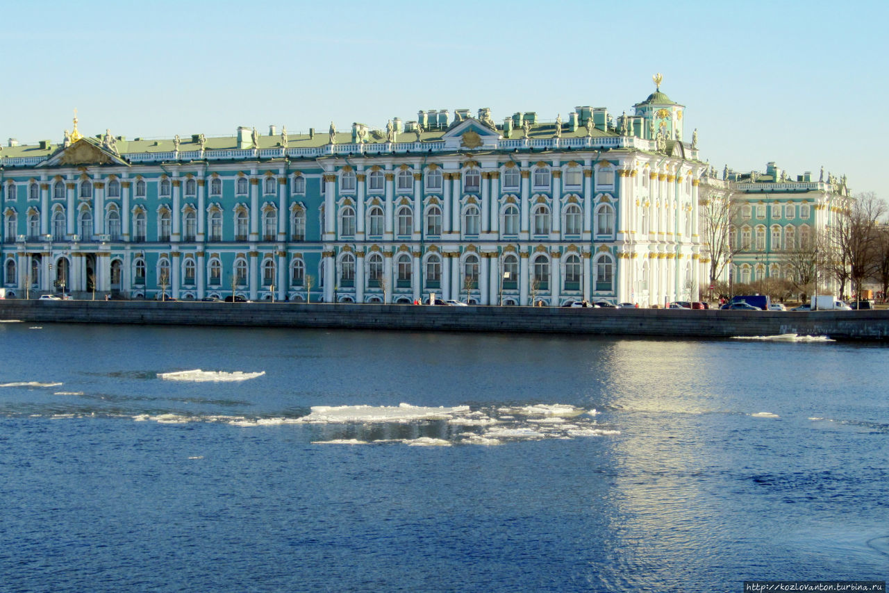Вот так неспешным ледоходом с видом на Зимний встречает тебя Северная столица. Санкт-Петербург, Россия