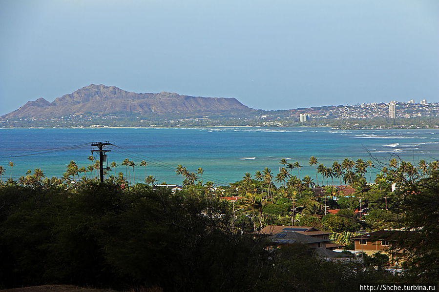 Залив Мауналуа и вулкан Диамонд-хэд, за ним аккурат находится Гонолулу (на вулкан мы подымемся на третий день)