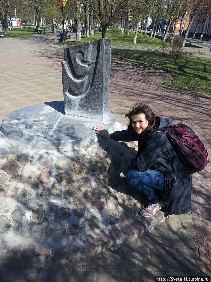 Я и памятник букве У краткая Полоцк, Беларусь