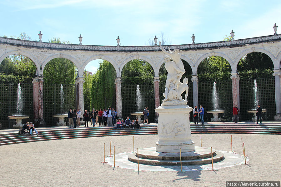 Колоннада и статуя Похищение Персефоны Версаль, Франция