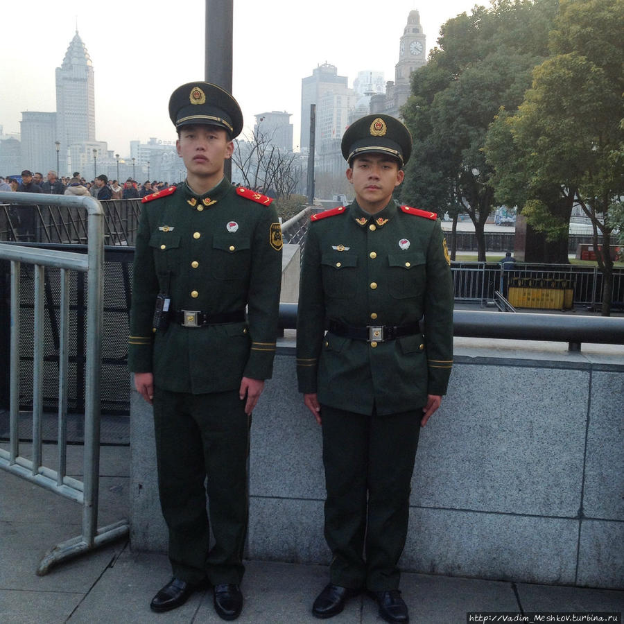 Китайские солдаты на набережной Вайтань в Шанхае.
Во время празднования Нового года (2015) здесь погибли 35 человек. Массовая давка произошла после того, как кто-то бросил с крыши высотного здания копии долларовых купюр. Шанхай, Китай