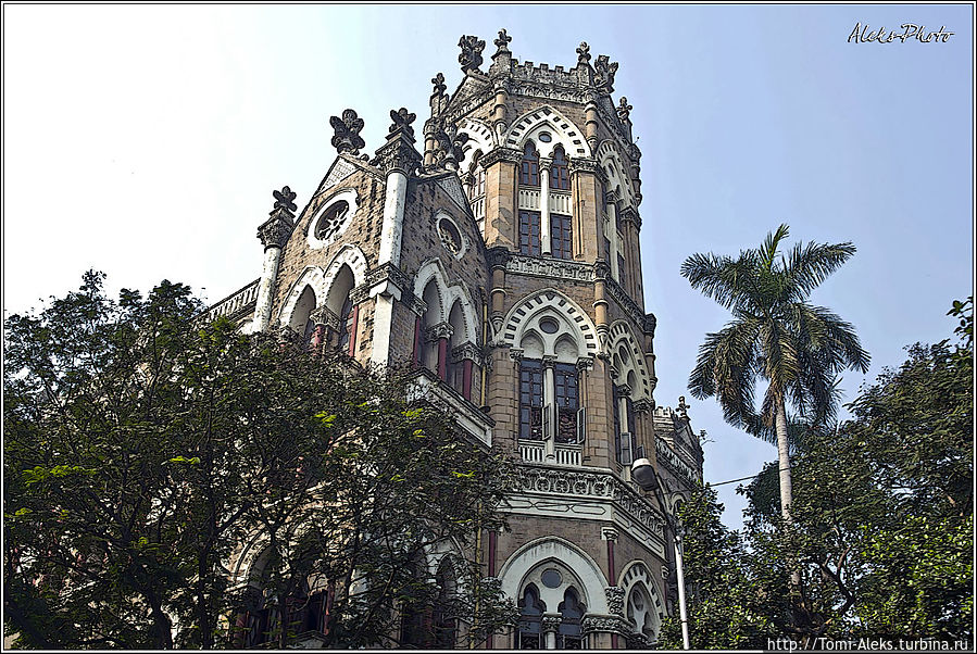 Еще один кусочек вычурной архитектуры...
* Мумбаи, Индия