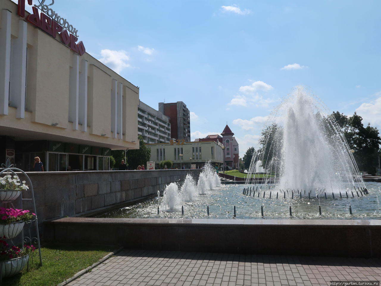 Можно направиться в сторону Днепра и сфотографироваться у фонтанов ресторана Габрово ... Могилев, Беларусь