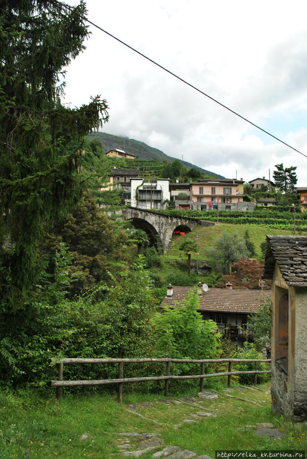 Капелла и жд-мост у Интраньи Локарно, Швейцария
