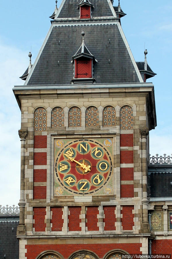 Что показывают? О чём говорят? Любопытно...))             На правой башне находятся часы, а устройство на левой показывает направление ветра.)))))) Амстердам, Нидерланды
