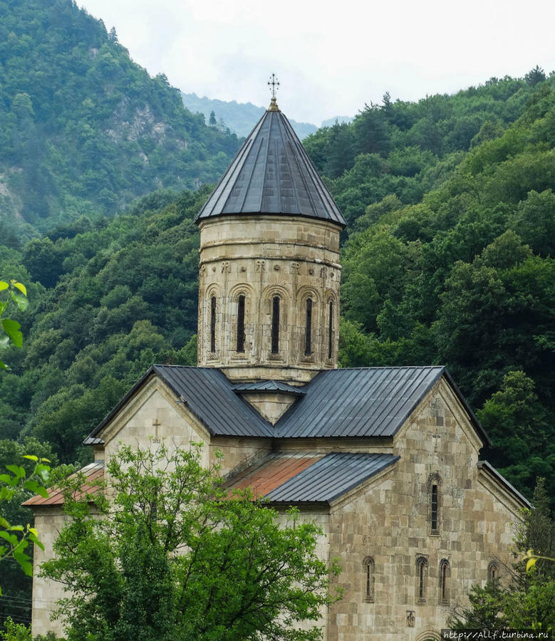 храм Баракони Амбролаури, Грузия