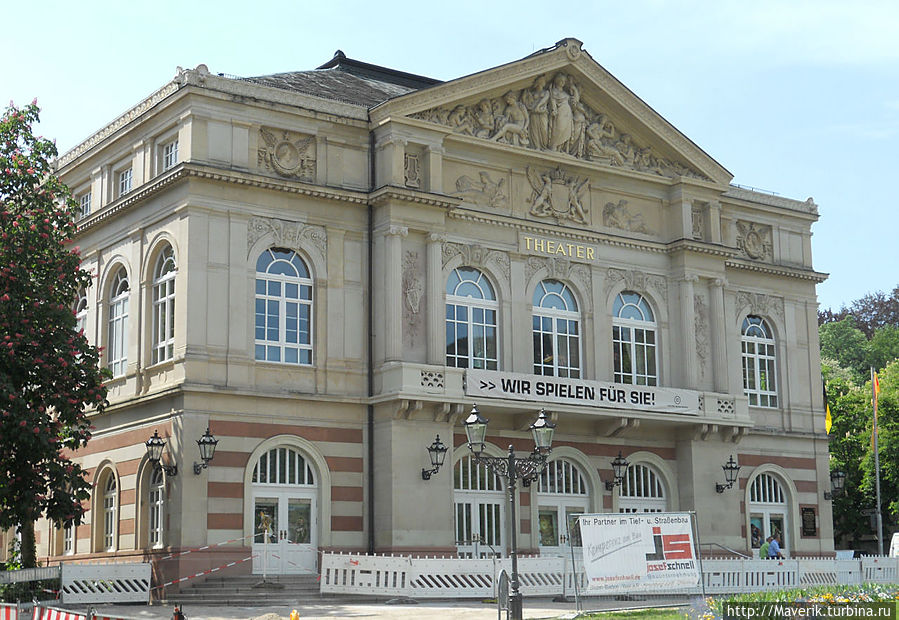 Городской театр был построен в 1860-1862гг  считается одним из красивейших в мире.