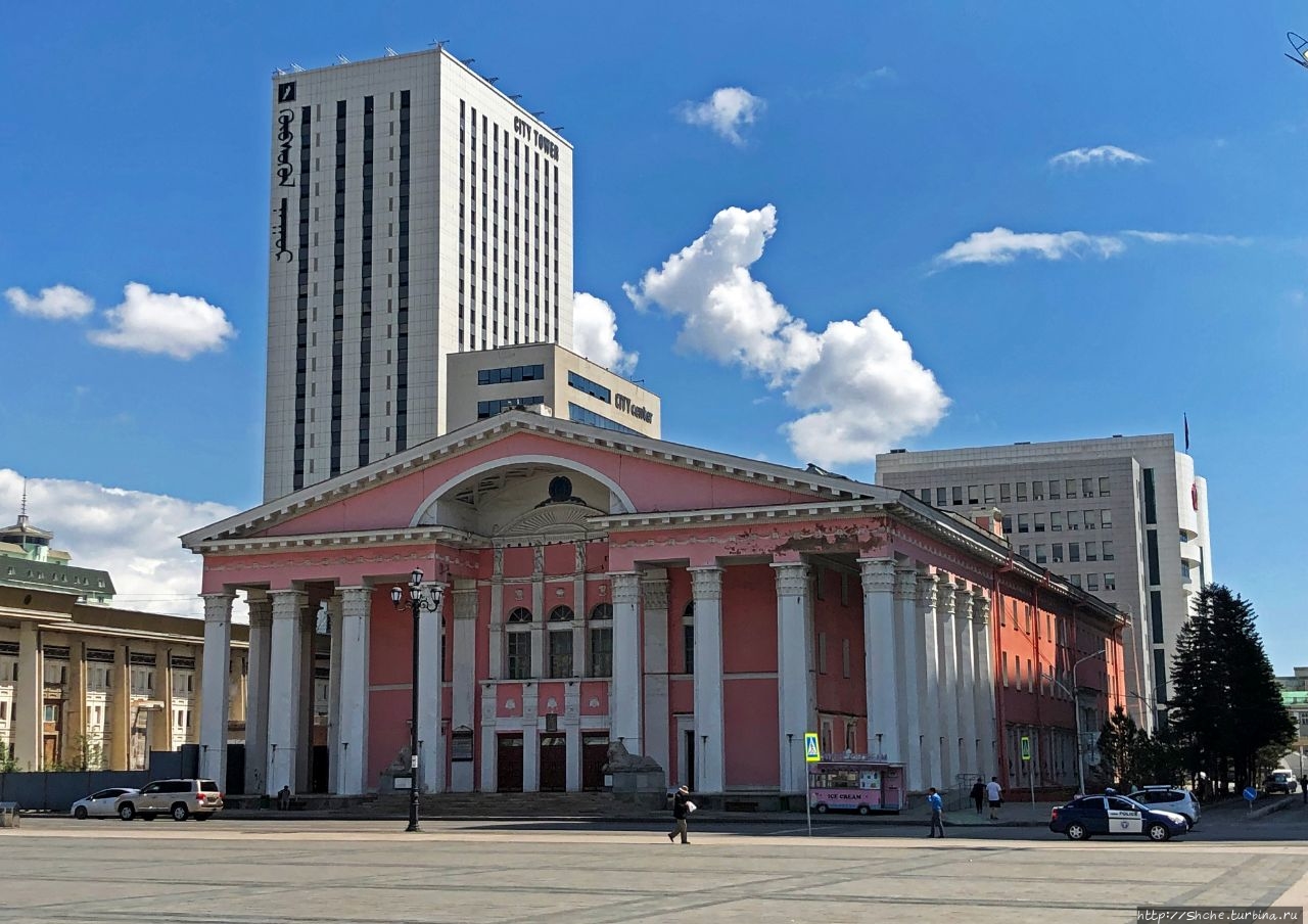 Площадь Сухэ-Батора - сердце современной столицы Монголии