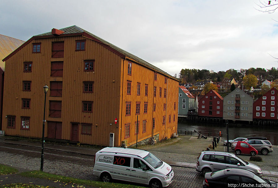 в разрывах между домами местами была видна река