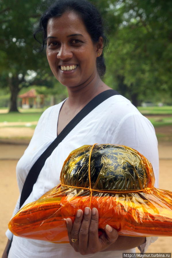 Женщина  с   подношением. Катарагама, Шри-Ланка