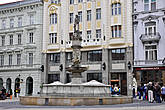 Посреди площади стоит фонтан Роланда, легендарного рыцаря – защитника Братиславы. По другой версии, фонтан венчает статуя императора Максимилиана второго, по приказу которого этот фонтан и был возведен.