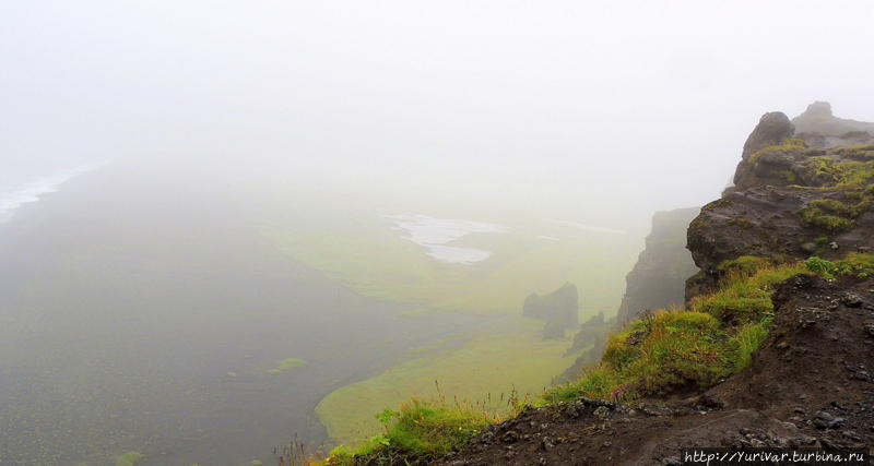 В тумане мыс Дирхолей кажется очень загадочным Скогар, Исландия