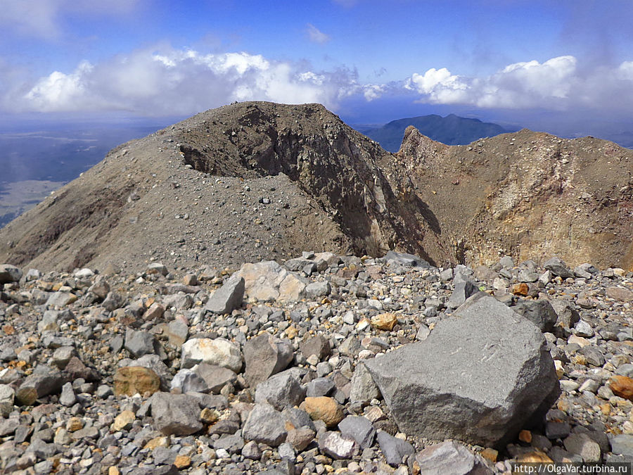 Древние считали, что извержение вулкана — это великий гнев богов. Вспомнить хотя бы древнегреческий миф поединка Зевса с чудовищем Тифоном, олицетворением огнедышащих гор. В том поединке победил Зевс, сбросивший Тифона в тартарары. С тех пор Тифон и грозит всему живому, вызывая  извержения из недр земли по всему миру