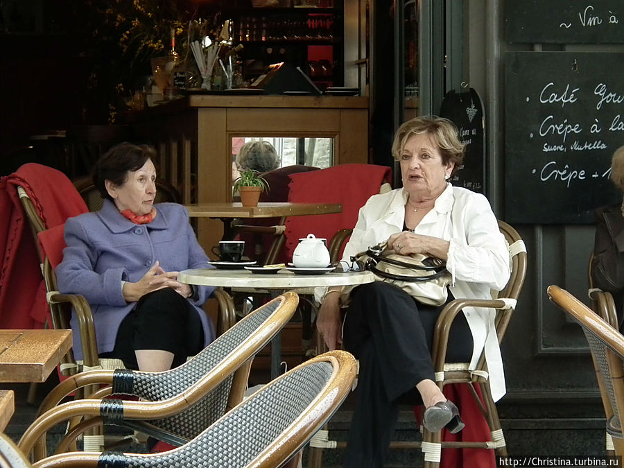 Оранж, 2012. Мы все здесь спрятались от дождя. И эти колоритные (явно француженки по виду) дамы, тоже.