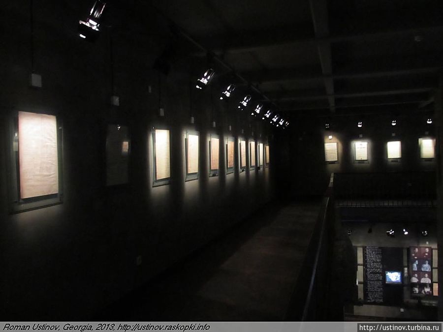 Балкон музея — выдержки из расстрельных списков НКВД 20х-30хх годов. Фамилия старательно отбирались грузинские. На Украине — геноцид украинцев, в Грузии — грузин. Геноцид проводили обезличенные 