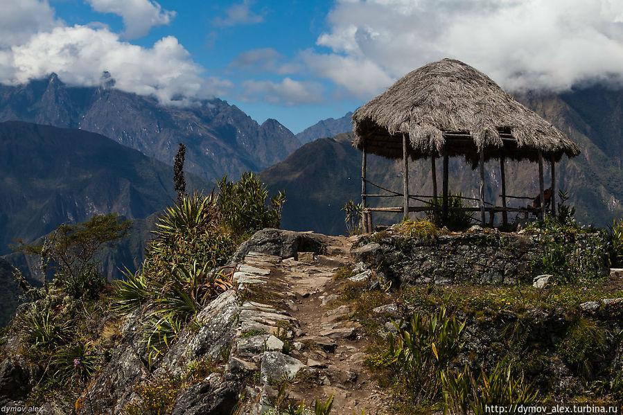 Наверху есть беседка для отдыха Мачу-Пикчу, Перу