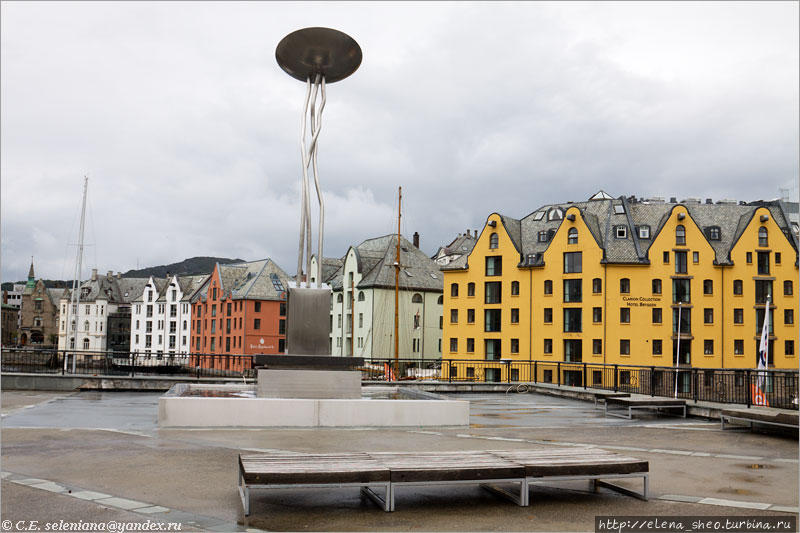 15.  Площадка на набережной, возвышающаяся над проливом. Странный диск на тонких паучьих ножках стоит в центре фонтана и призван, видимо, быть его украшением. При взгляде на него фантазия у меня пробудилась и сказала, что это летающая тарелка... ну или ходячая. Или вообще гриб, выросший в невесомости. Олесунн, Норвегия