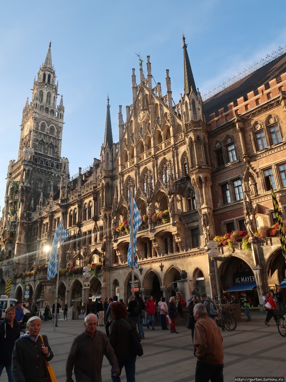 Новая ратуша на площади Мариенплац. На центральной башне ратуши установлены часы-куранты, разыгрывающие 15-минутное представление. Мюнхен, Германия