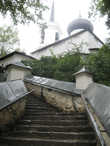 Святогорский Свято-Успенский монастырь находится в самом центре старой части поселка Пушкинские Горы.