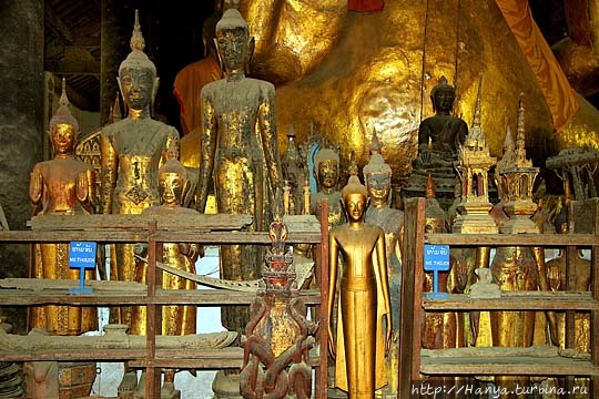 Храм Монастыря Ват Висуналат. Фигурки Будд в алтаре. Фото из интернета Луанг-Прабанг, Лаос