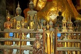 Храм Монастыря Ват Висуналат. Фигурки Будд в алтаре. Фото из интернета