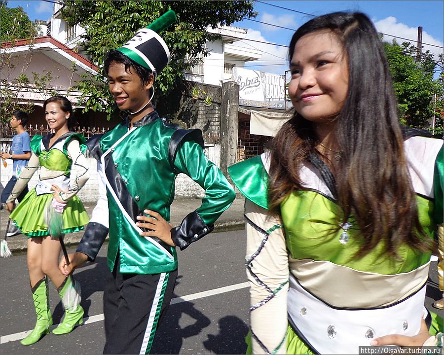 *Следом кокетливо ступали, пританцовывая, веселые девушки в зеленых платьях и высоких сапожках, виртуозно и с легкостью крутившие одной рукой палочку.